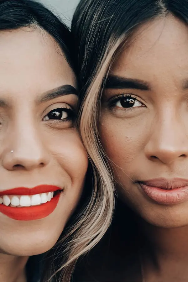 Selfie von zwei jungen Frauen 